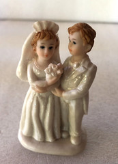 Vtg 3.5″ BRIDE GROOM Wedding Cake Topper Resin Shiny Glitter Veil Bouquet Tails