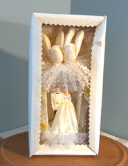 Bride & Groom Wedding Cake Topper Arch Birds Daisies Plastic Fabric Tulle 11″…