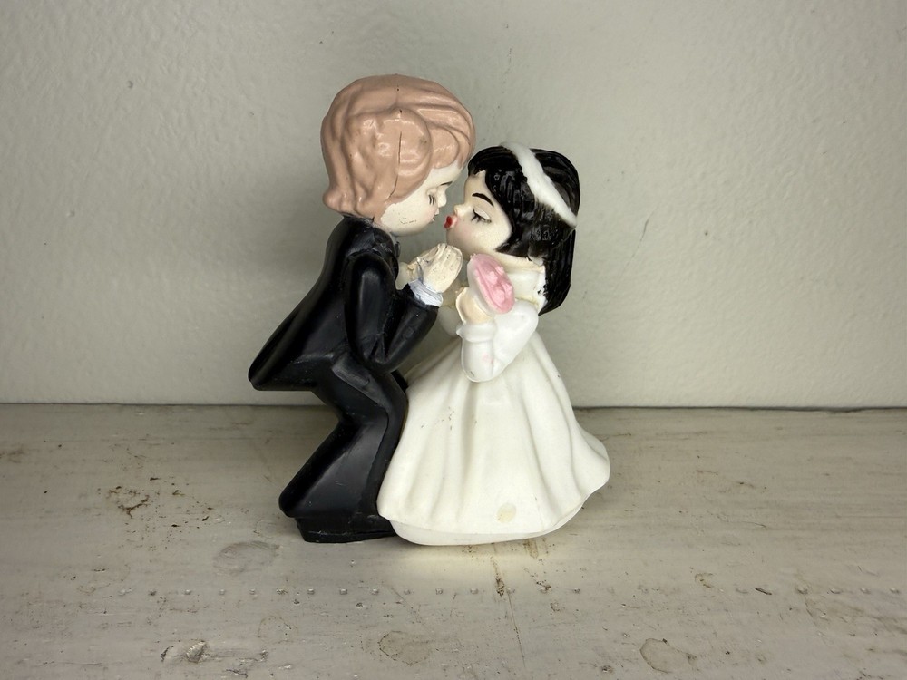 Vintage 1975 WILTON Bride & Groom Cake Topper Kissing Couple Plastic Hong Kong