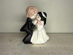 Vintage 1975 WILTON Bride & Groom Cake Topper Kissing Couple Plastic Hong Kong