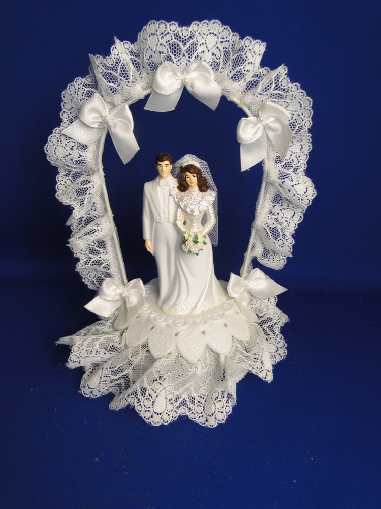 New Vintage Wilton Petite «Lace Trellis» Wedding CakeTop, white tux, 104-937