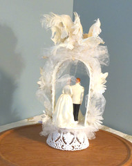 Bride & Groom Wedding Cake Topper Arch Birds Daisies Plastic Fabric Tulle 11″…