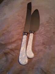 TREASURE MASTERS SHEFFIELD ENGLAND MOTHER OF PEARL HANDLES CAKE CUTTER SET