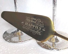 Mr and Mrs Wedding Cake Cutting Set & Champagne Flutes – 6pc Gold Gift Set NEW