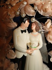 New Vintage Wilton MOONLIT SNOW Peach Wedding Cake Top, White Coat # 114-206