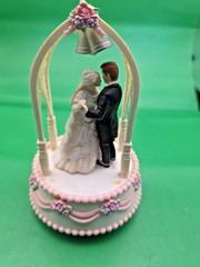 Enesco Bride & Groom Cake Topper «True Love» Music Carousal