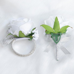 2Pcs White Rose Corsage and Boutonniere Set, Corsage Wristlet Band for Prom Deco