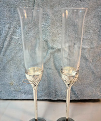 Two Vera Wang Wedgwood Silver Love Knots Bows Toasting Crystal Champagne Flutes