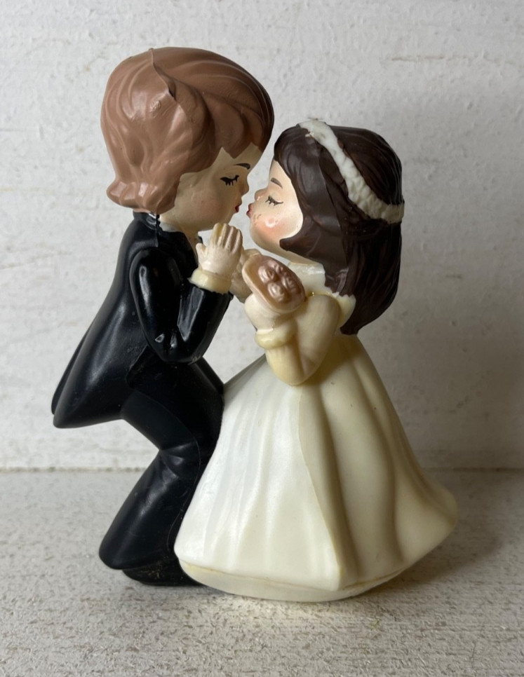 VTG 1975 Wilton Plastic Kissing Bride Groom Wedding Cake Topper 4.25″ CUTE