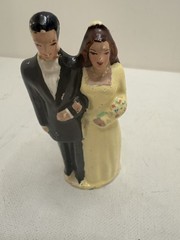 VTG Ceramic Bride And Groom Cake Topper Figurine Circa 1950’s Approx 4” W 1.25”