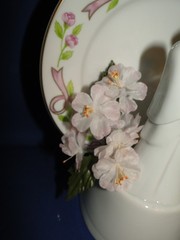 New Vintage Wilton «Cherish» Wedding CakeTop, white porcelain with plate 117-173