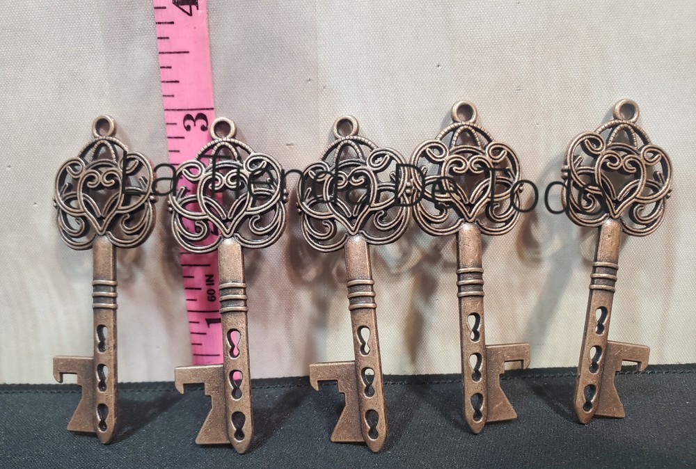 NICE SWANKY SPECIAL OCCASION PARTY FAVORS SKELTON KEY BOTTLE OPENER 5 LOT READ