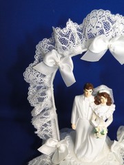 New Vintage Wilton Petite «Lace Trellis» Wedding CakeTop, white tux, 104-937