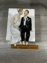 Wedding Cake Topper Kissing Sitting Bride and Groom Porcelain Weddingstar New