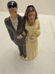 VTG Ceramic Bride And Groom Cake Topper Figurine Circa 1950’s Approx 4” W 1.25”