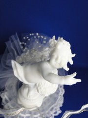 New Vintage Adorable «Cherub with Lovewith Pedestal & white roses Cake Top #422