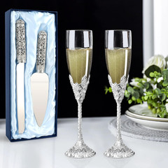 Elegant Wedding Cake Serving Set & Champagne Flutes – Perfect for Celebrations