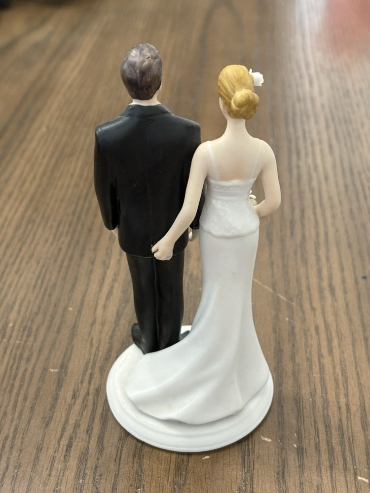 WEDDING CAKE TOPPER FIGURINE BRIDE AND GROOM HUMOR FUNNY COUPLE The Love Pinch