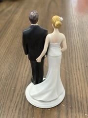 WEDDING CAKE TOPPER FIGURINE BRIDE AND GROOM HUMOR FUNNY COUPLE The Love Pinch