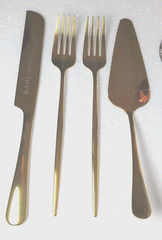 Mr and Mrs Wedding Cake Cutting Set & Champagne Flutes – 6pc Gold Gift Set NEW
