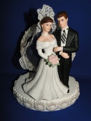 New Elegant Porcelain Bridal Couple Caketop, white floral bead ring back #3