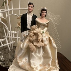 VTG 1940s 50s CHALKWARE WEDDING CAKE TOPPER BRIDE & GROOM Real Satin Dress