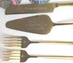 Mr and Mrs Wedding Cake Cutting Set & Champagne Flutes – 6pc Gold Gift Set NEW