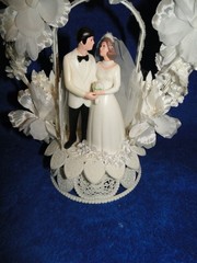 New Vintage Wilton «Enchantment» Wedding Cake Top, White Coat # 114-9023
