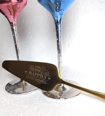 Mr and Mrs Wedding Cake Cutting Set & Champagne Flutes – 6pc Gold Gift Set NEW