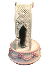 Enesco Vintage Musical Wedding Cake Topper Bride Groom Trellis «True Love» 6″