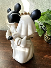 Lenox Disney «Minnie’s Dream Wedding Cake» porcelain figurine topper 24k accent