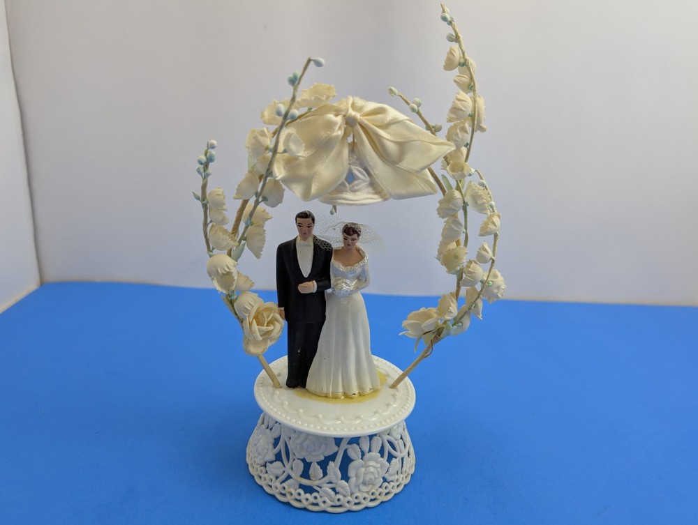 READ Vintage 1950s-60s Wedding Cake Topper Plastic Couple Wedding Bell Arch MCM