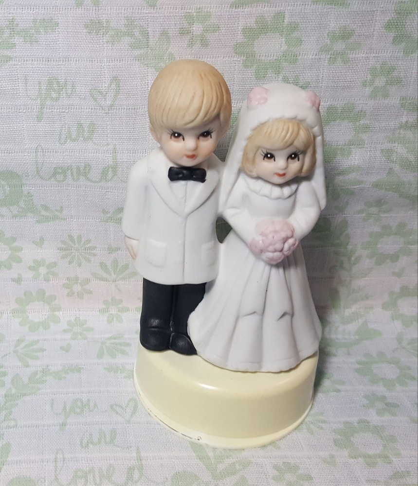 Vintage Porcelain Bride & Groom Cake Topper In Plastic Display Case 5″ X 2 3/4″