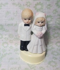 Vintage Porcelain Bride & Groom Cake Topper In Plastic Display Case 5″ X 2 3/4″