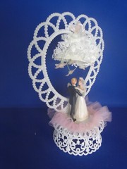 New Vintage Traditions Wedding Caketop Bride/Groom, white heart arch, pink #128P