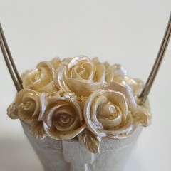 12 Off-White Roses In Basket Place Card Holders, Resin 3.75×1.5″ EUC