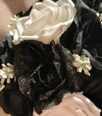 NEW Artificial Black/White Roses Bride Wedding Round Clutch Bouquet W/Glitter