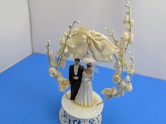 READ Vintage 1950s-60s Wedding Cake Topper Plastic Couple Wedding Bell Arch MCM