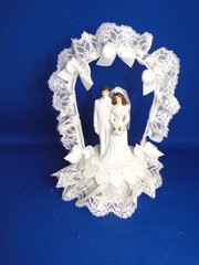 New Vintage Wilton Petite «Lace Trellis» Wedding CakeTop, white tux, 104-937