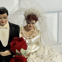 VTG 1950s Wedding Cake Topper Chalkware Bride Groom Lace Dress Pearls Roses 4″