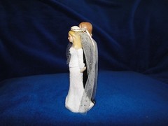 NEW BEAUTIFUL HAND PAINTED BRIDE & GROOM FIGURINE COUPLE