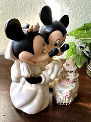 Lenox Disney «Minnie’s Dream Wedding Cake» porcelain figurine topper 24k accent