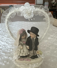 Vintage Porcelain Bride Groom Wedding Cake Topper Lace Heart 9” x 7” Tiered Bas