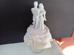 WEDDING TOPPER VTG COUPLE PORCELAIN WHITE FIGURES 8″ TALL SATIN & LACE RUFFLE