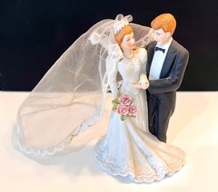 Lefton Porcelain Wedding Cake Topper & Figurine Groom & Bride w Lace Veil 1990