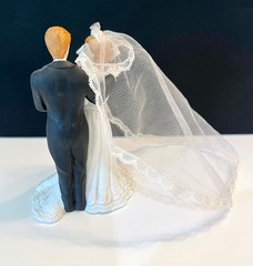 Lefton Porcelain Wedding Cake Topper & Figurine Groom & Bride w Lace Veil 1990