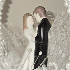 Vintage Traditional Bride And Groom White Lacy Flowers Faux Pearl Cake Topper