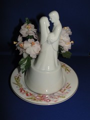 New Vintage Wilton «Cherish» Wedding CakeTop, white porcelain with plate 117-157