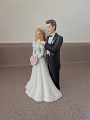 Vintage 1988 Roman Inc EHW Wedding Cake Topper Figurine Bride Groom Porcelain