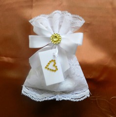 Traditional Italian favors (bomboniera), with 5 Italian almonds